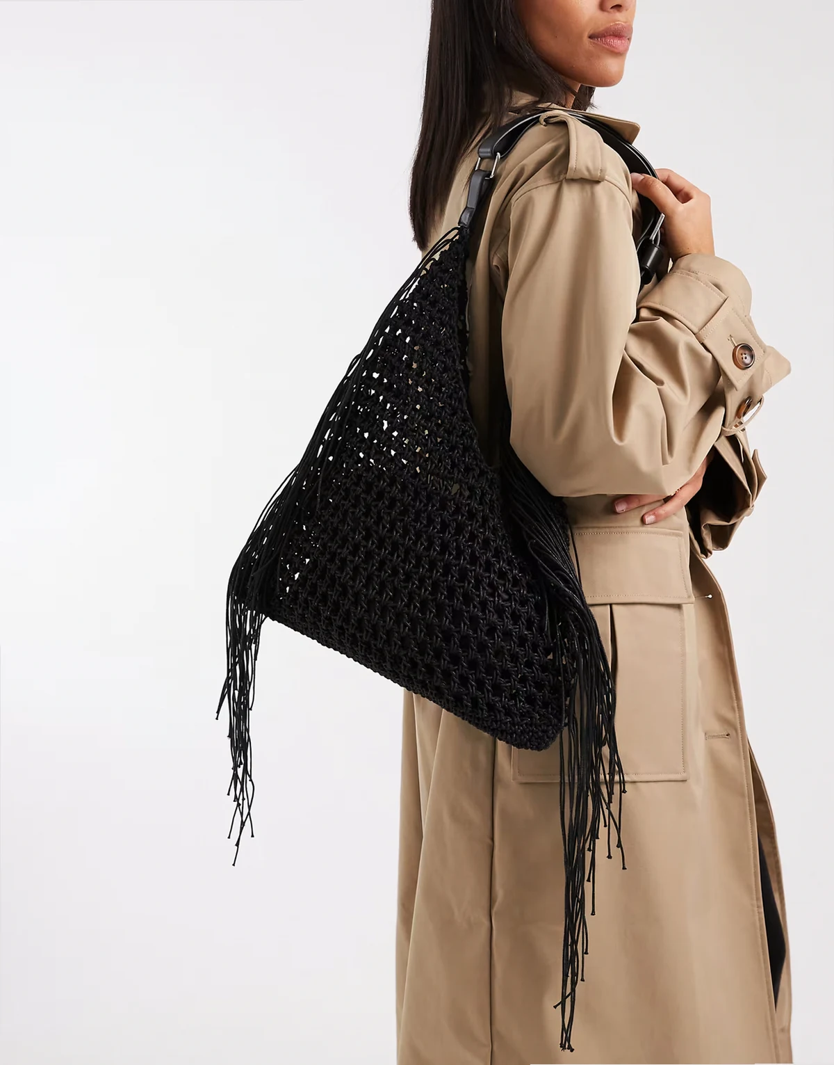 – Czarna pleciona torba typu tote o bardzo luźnym kroju z frędzlami