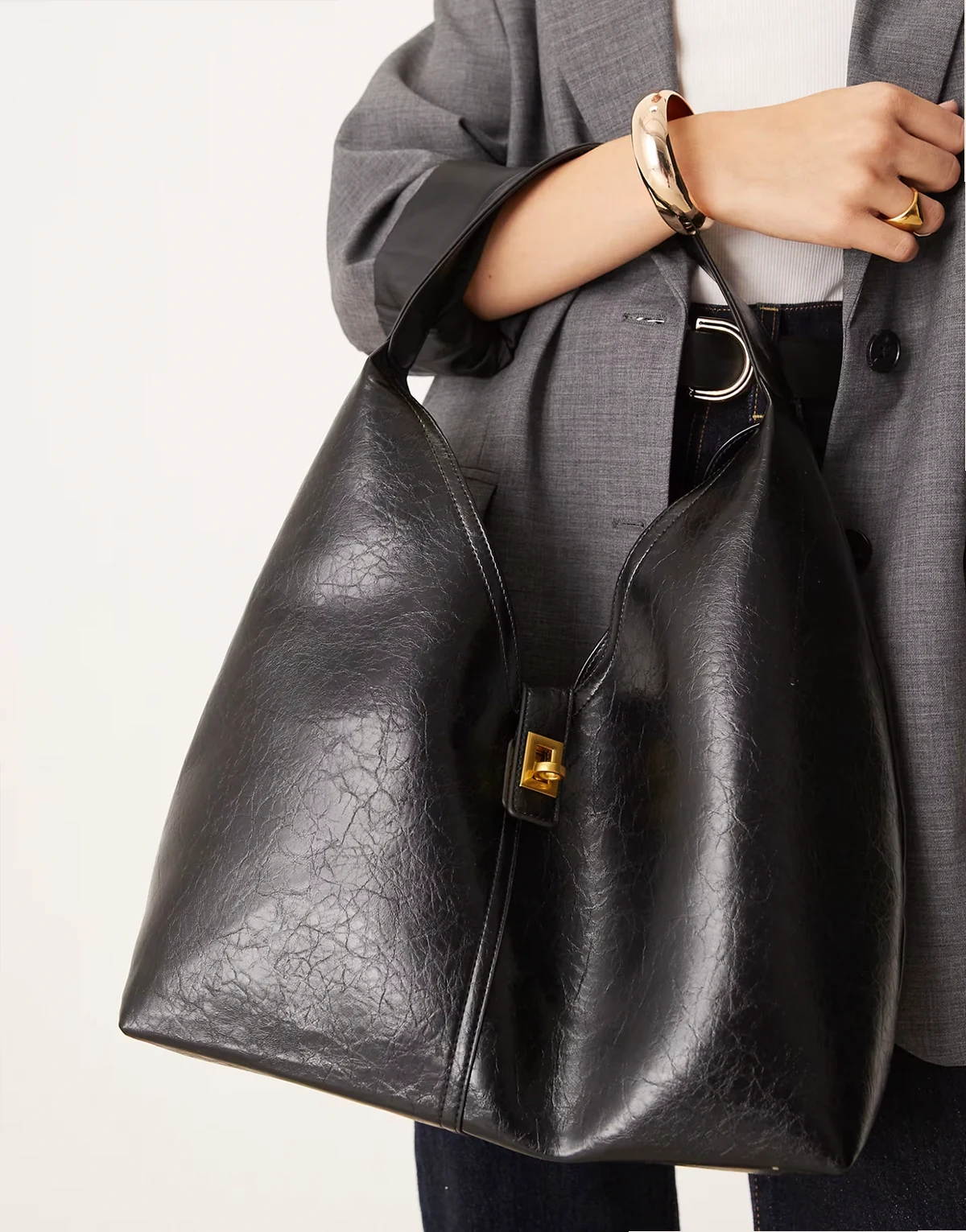 – Czarna torebka typu tote z magnetycznym zapięciem