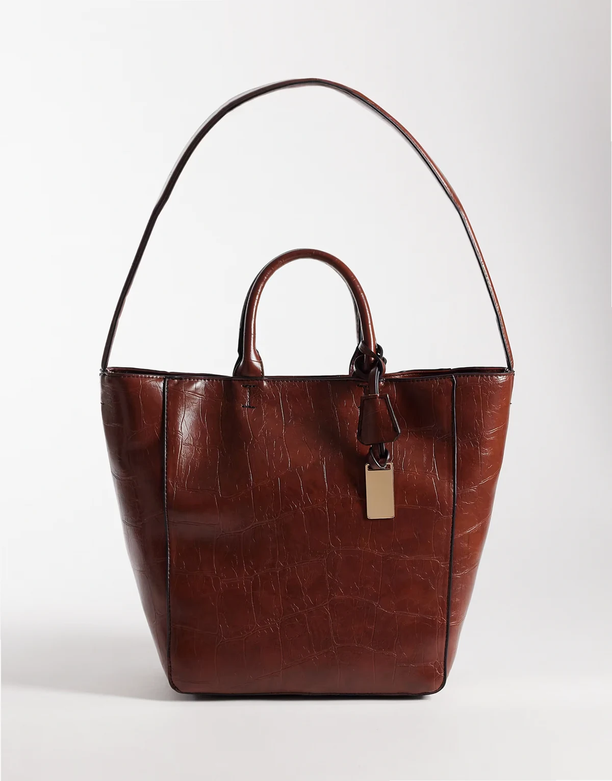– Brązowa torba typu tote z dwoma uchwytami we wzór skóry krokodyla