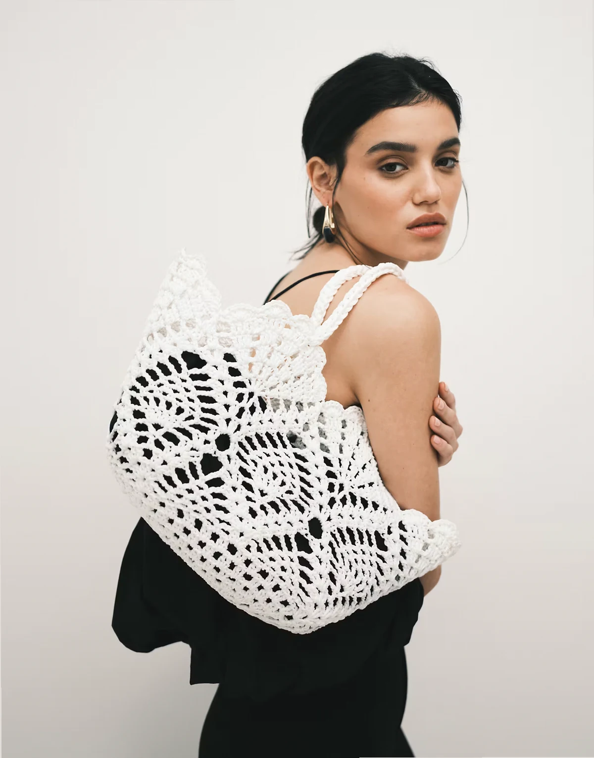 – Szydełkowana torebka typu tote w kolorze złamanej bieli z kwiatowym wzorem
