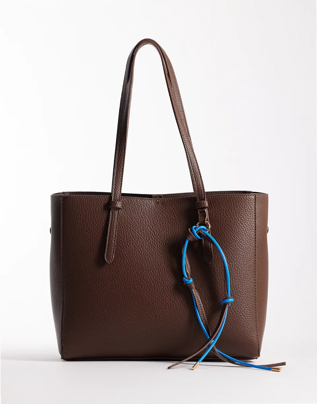 – Czekoladowa fakturowana torba typu tote z przegródkami i odpinaną zawieszką