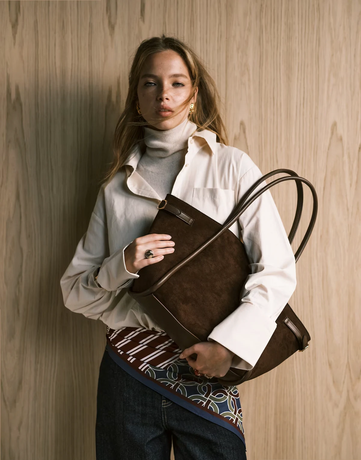 – Torba typu tote z imitacji zamszu w kolorze czekoladowym z paskami