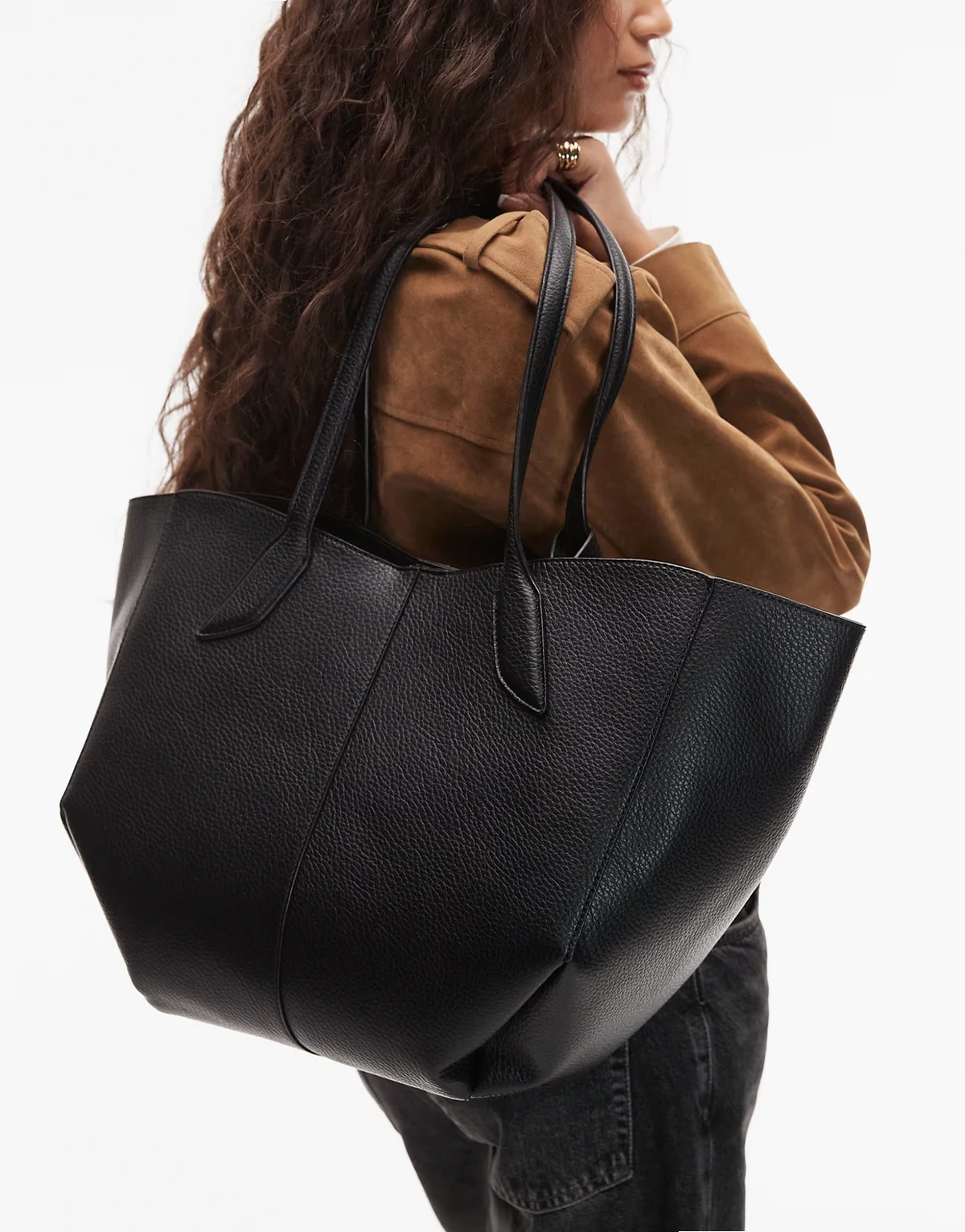 – Czarna fakturowana torba typu tote ze zwężanymi rogami