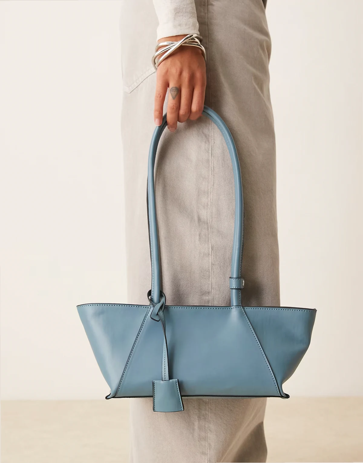 – Wydłużona torba typu tote z ozdobnymi szwami, w kolorze zgaszonego błękitu