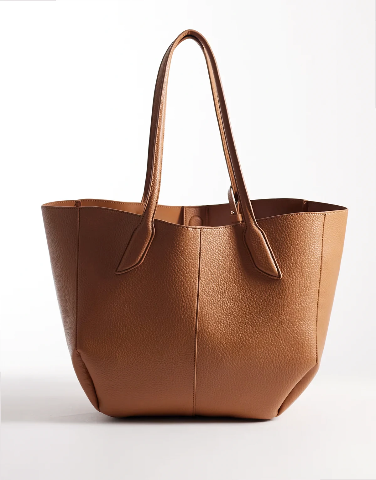 – Camelowa fakturowana torebka typu tote z poliuretanu z zaokrąglonymi rogami