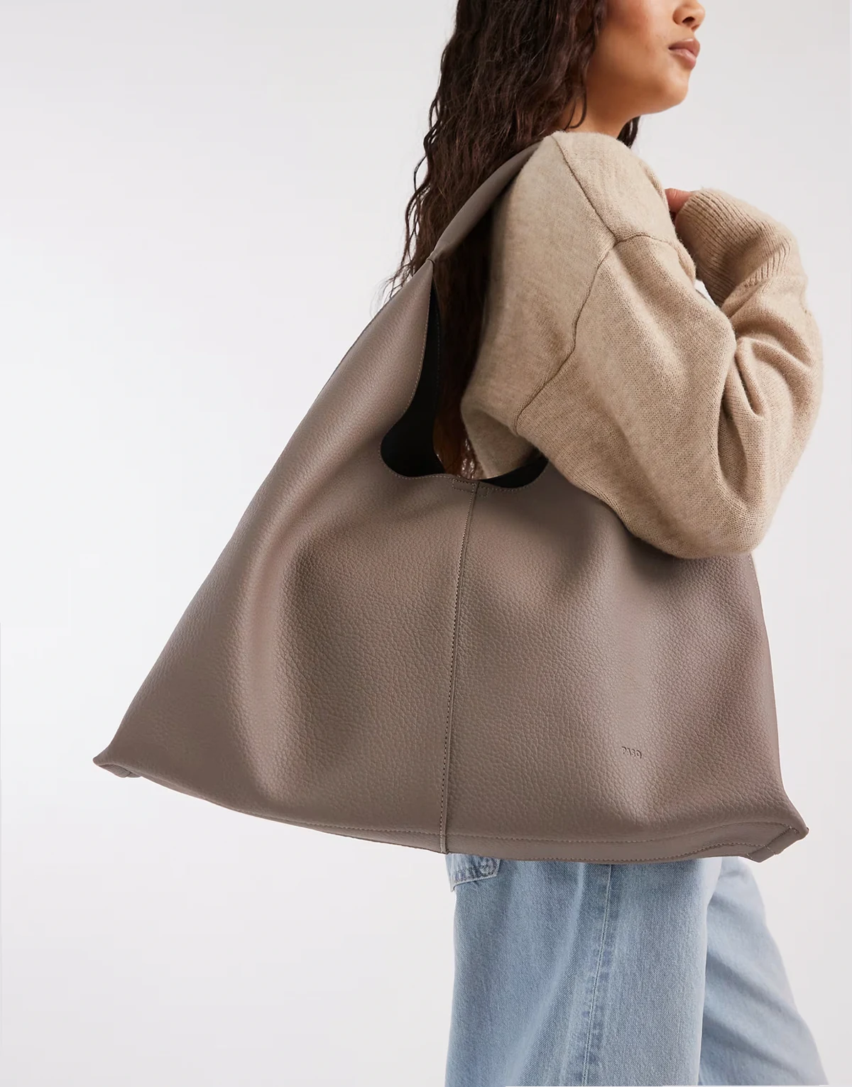 – Miękka trapezowa torebka na ramię ze wstawkami w szarym kolorze