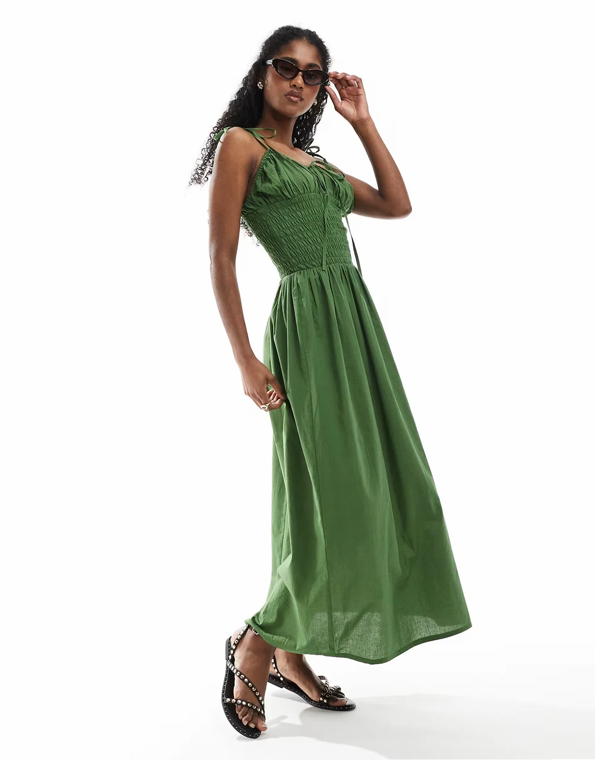 – Exklusives Strandkleid in Olivgrün mit gesmoktem Detail