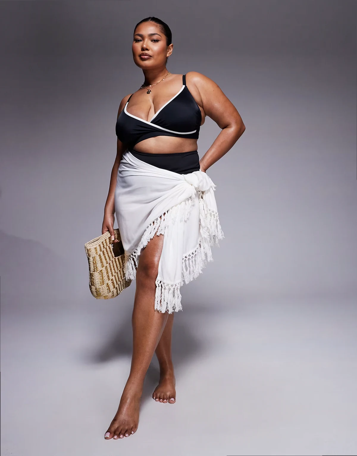 ASOS DESIGN Curve – Biały sarong plażowy z frędzlami