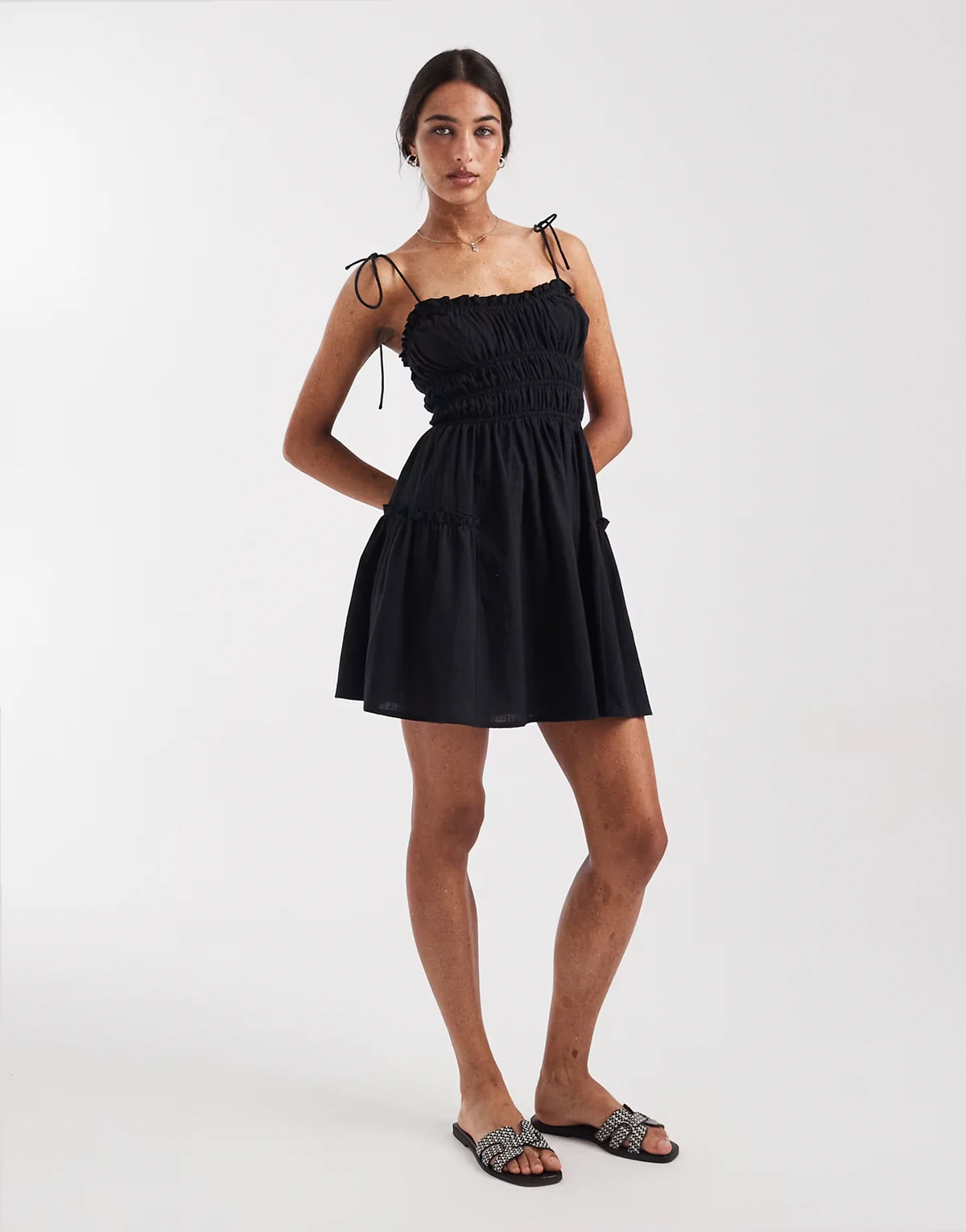 – Faith – Gesmoktes Sommerstrandkleid in Minilänge in Schwarz