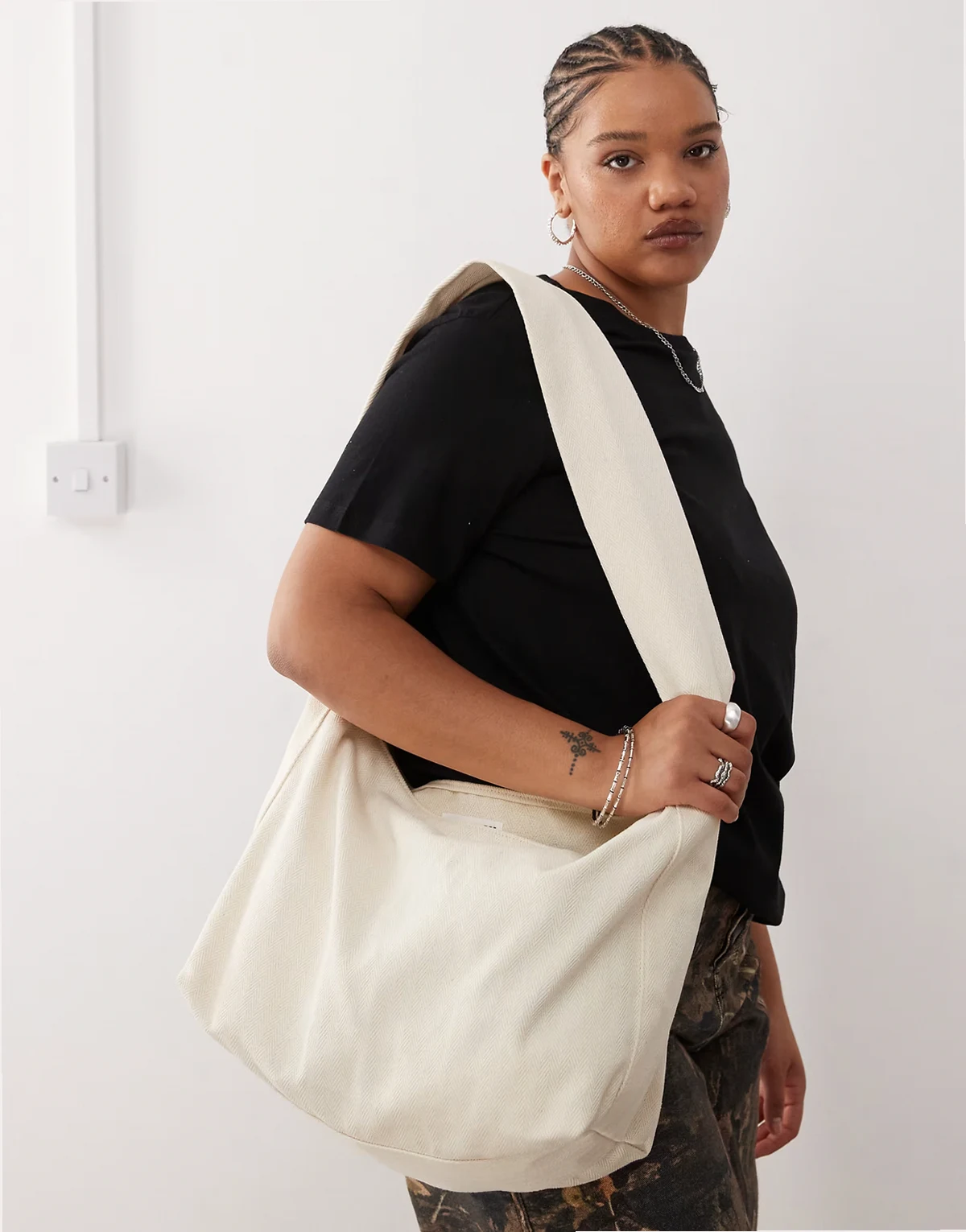 – Große Umhängetasche in Ecru mit Fischgrätmuster