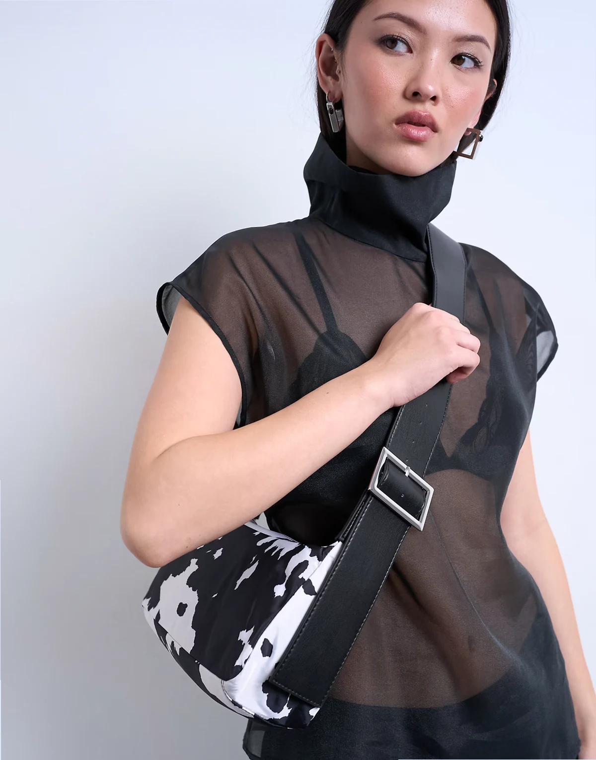 – Kylie – Umhängetasche aus Nylon mit Kuhfleckenmuster und Kontrast-Riemen