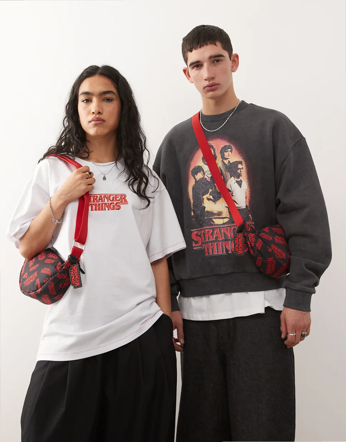 x Stranger Things – Czarna torba unisex typu crossbody z logo