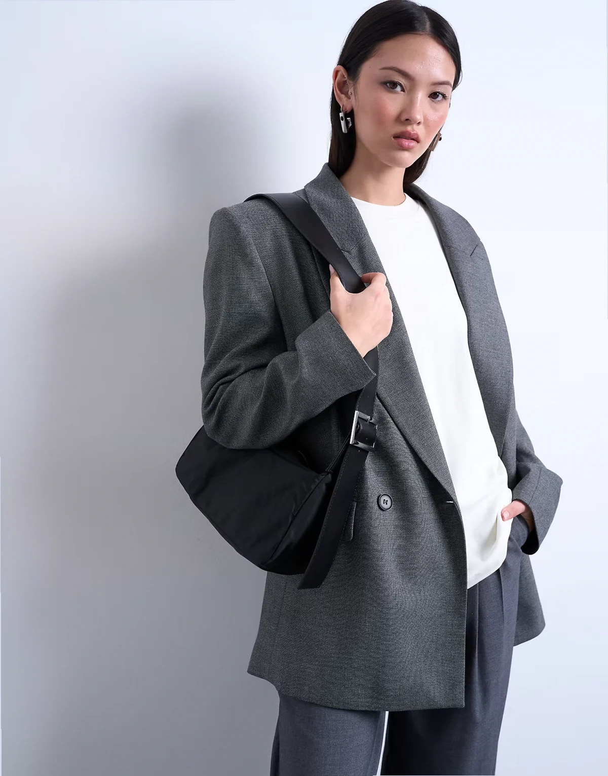 – Kylie – Umhängetasche aus Nylon in Schwarz mit kontrastierendem Riemen