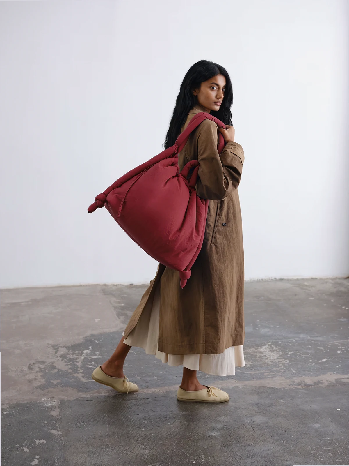 – Ona – Große Umhängetasche aus weichem Nylon in Kirschrot mit vielseitigen Tragemöglichkeiten