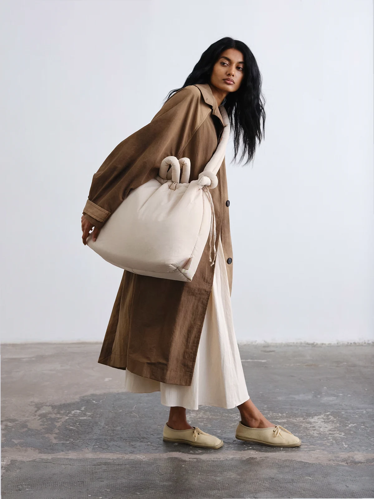 – Ona – Große Multiwear-Umhängetasche in Sandbeige aus weichem Nylon