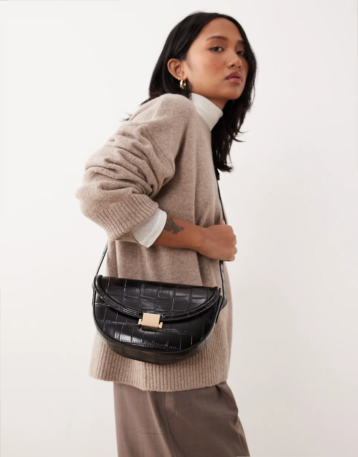 – Verstellbare Umhängetasche in Kroko-Schwarz mit Metallclip-Detail
