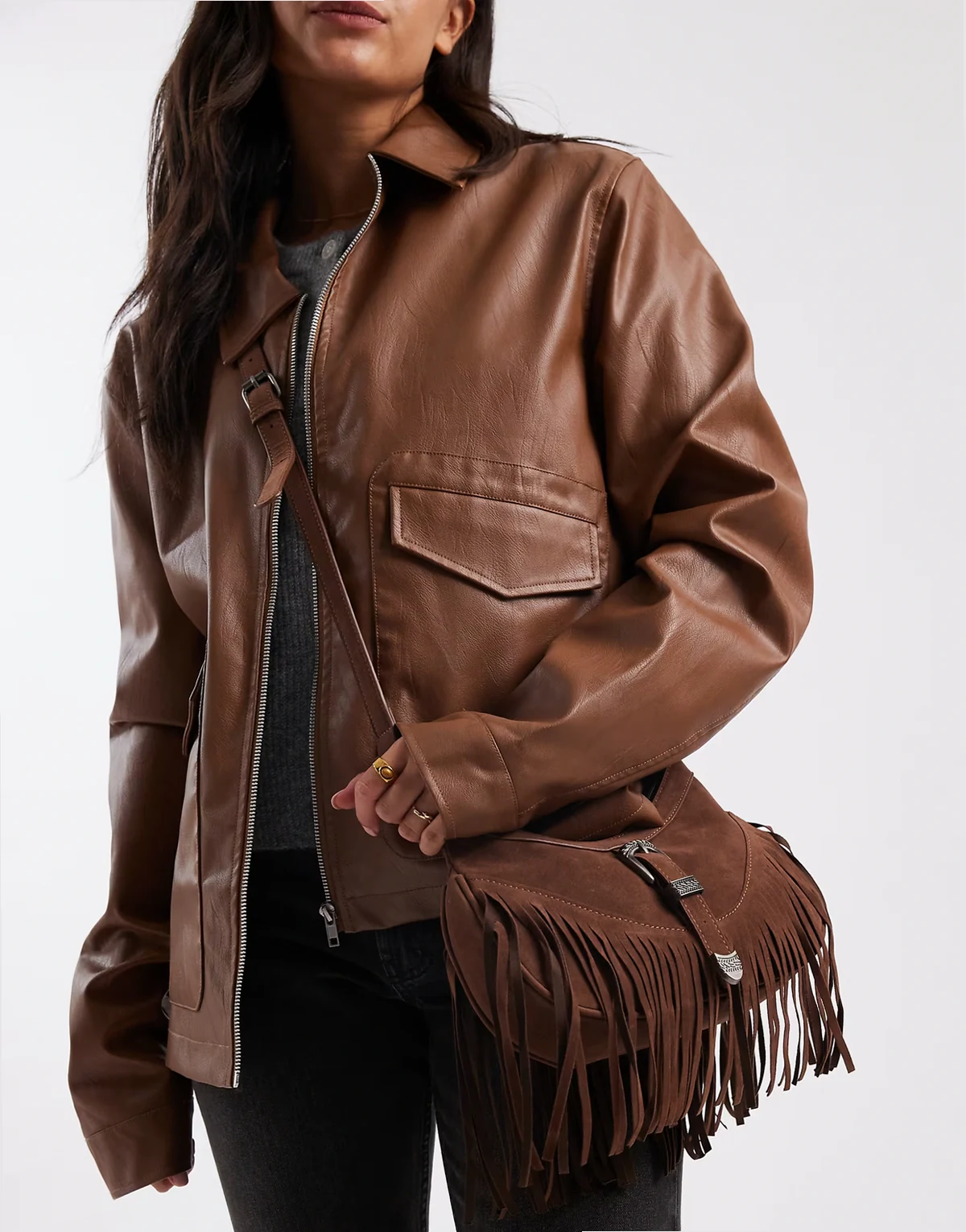 – Tasche aus Wildlederimitat in Dunkelbraun mit Schnallendetail und Fransen