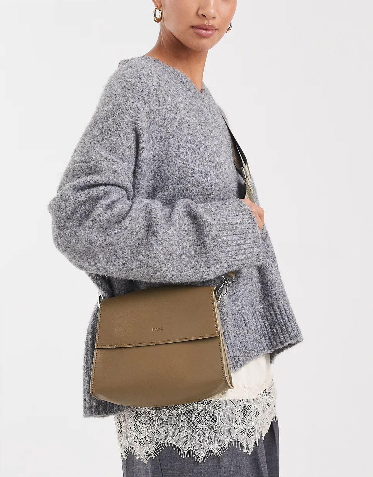 – Klassische Umhängetasche in Tanngrün mit Umschlag