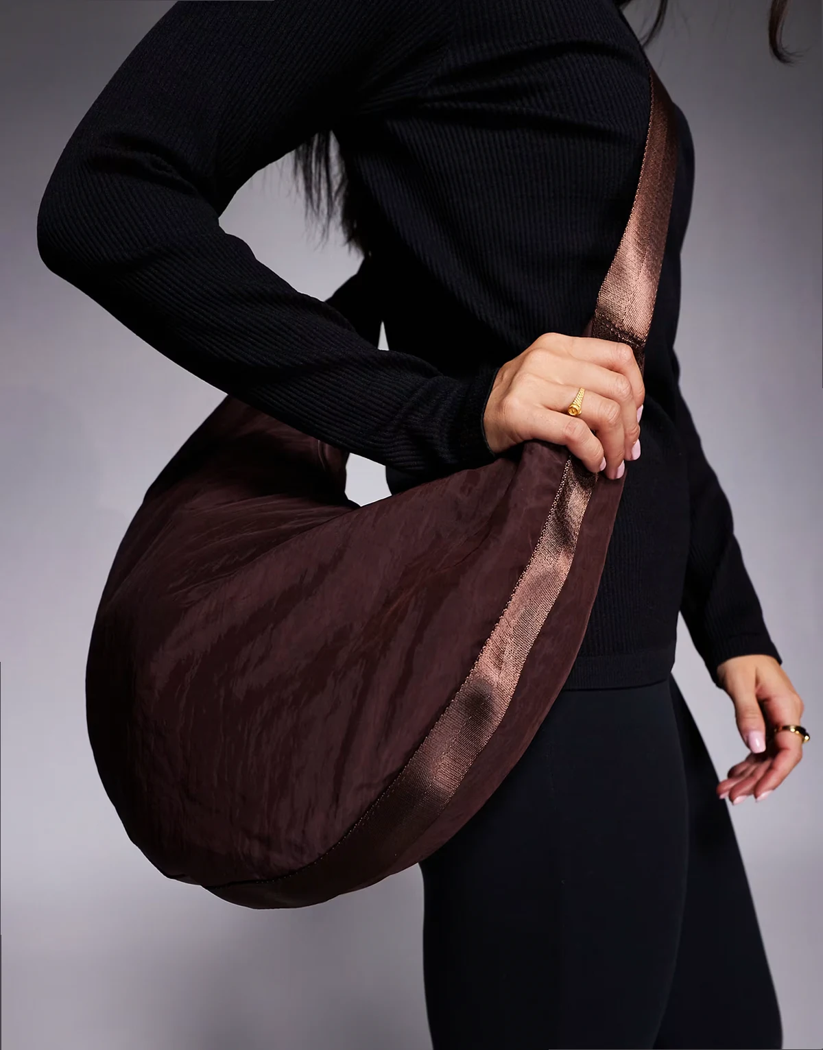 – Weiche Tasche in French Roast mit integrierter Tasche und verstellbarem Trageriemen