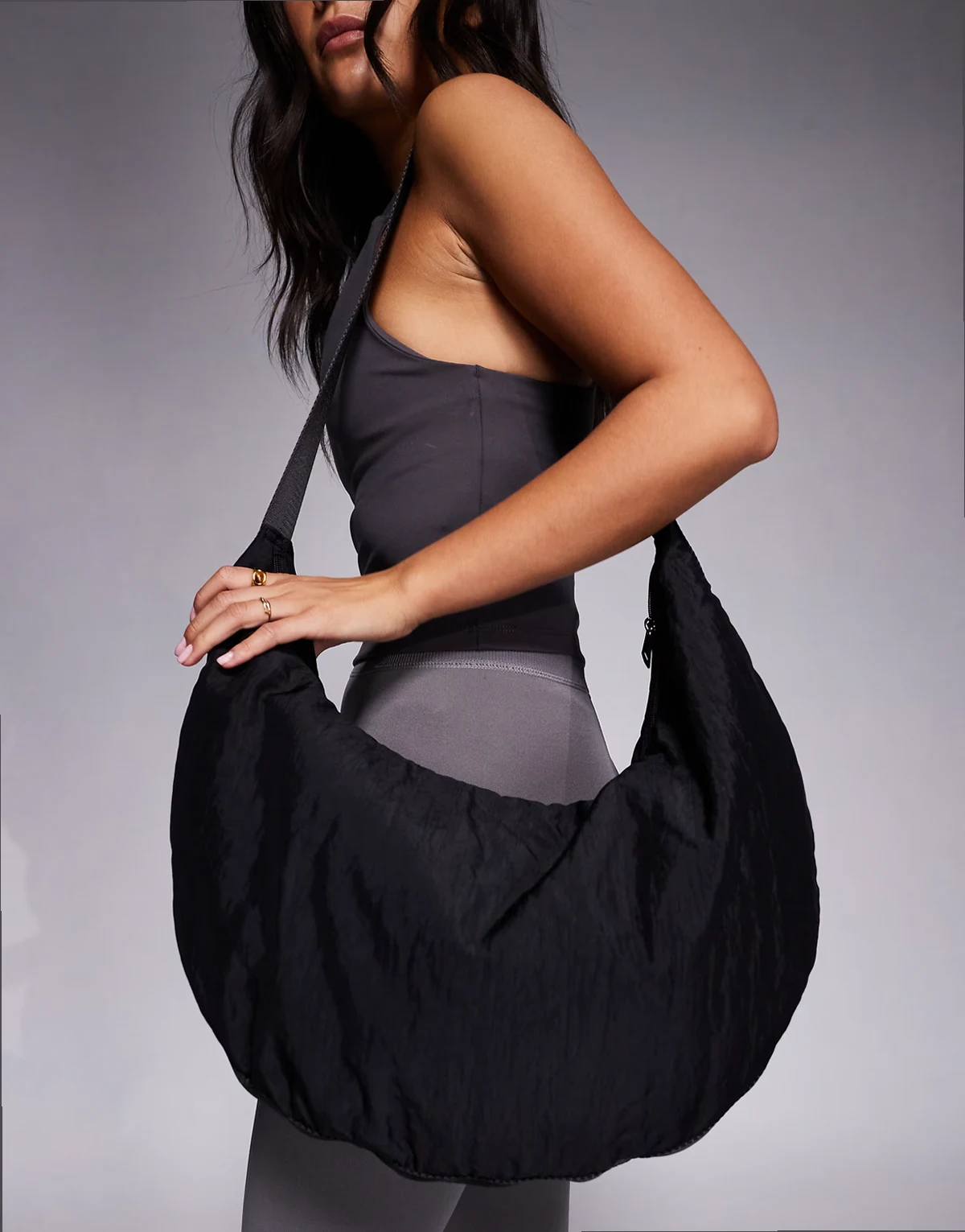 woven swing bag with inner pocket and adjustable strap in black