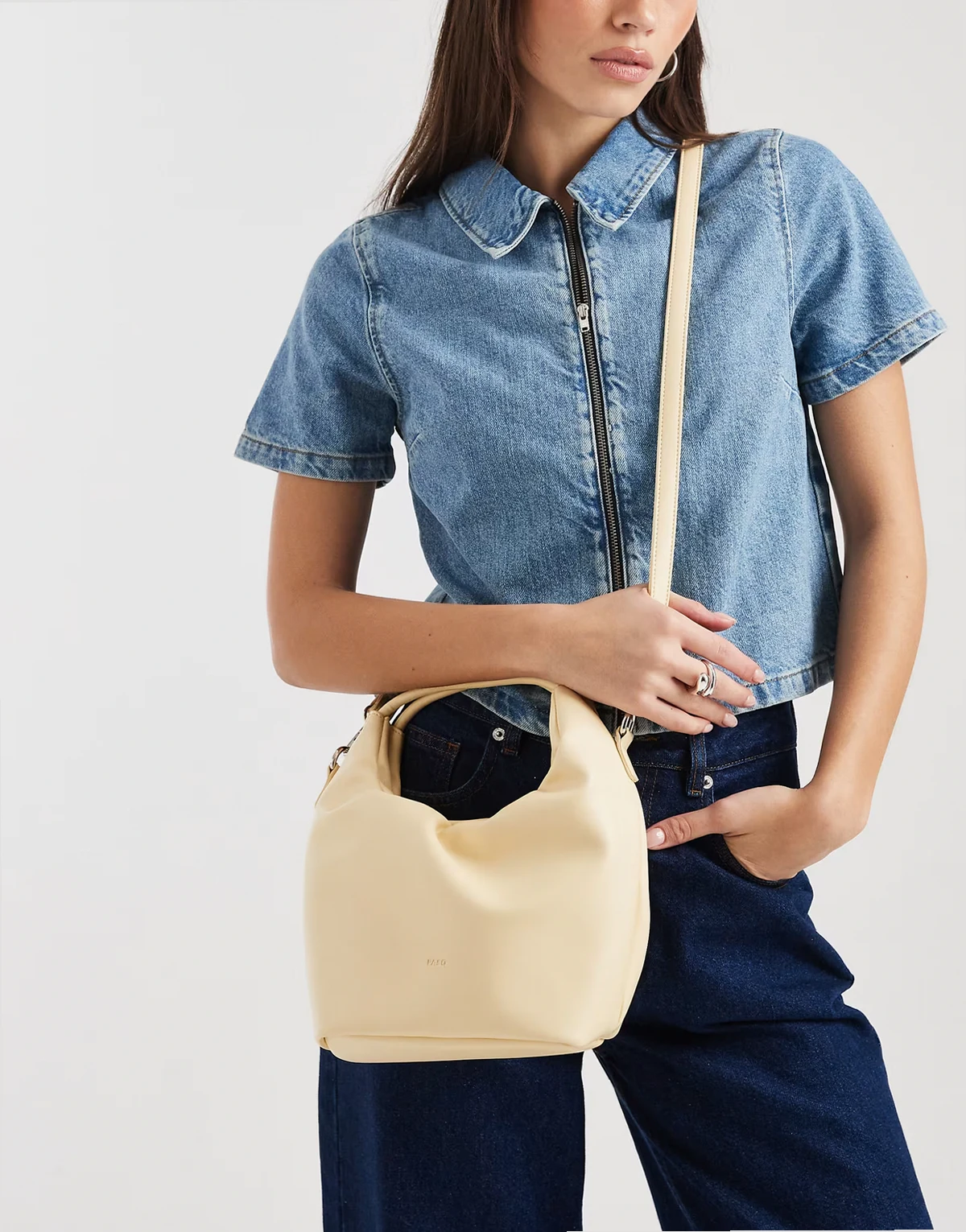 – Kleine Umhängetasche in Buttergelb mit Tragegriff oben und Kordelzug