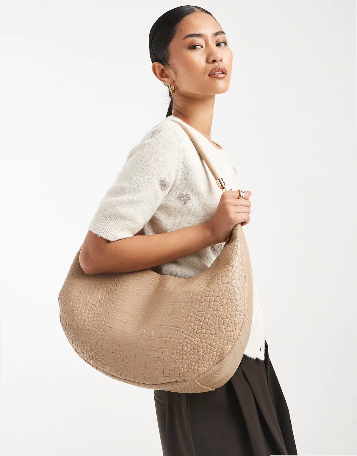 – Schultertasche in braungrauer Kroko-Optik mit U-Form und Umhängeriemen