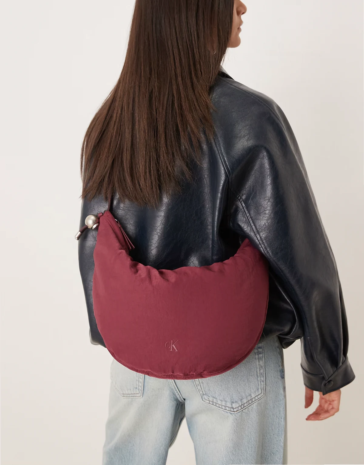 – Halbmondförmige Tasche aus Nylon-Cord in Burgunderrot