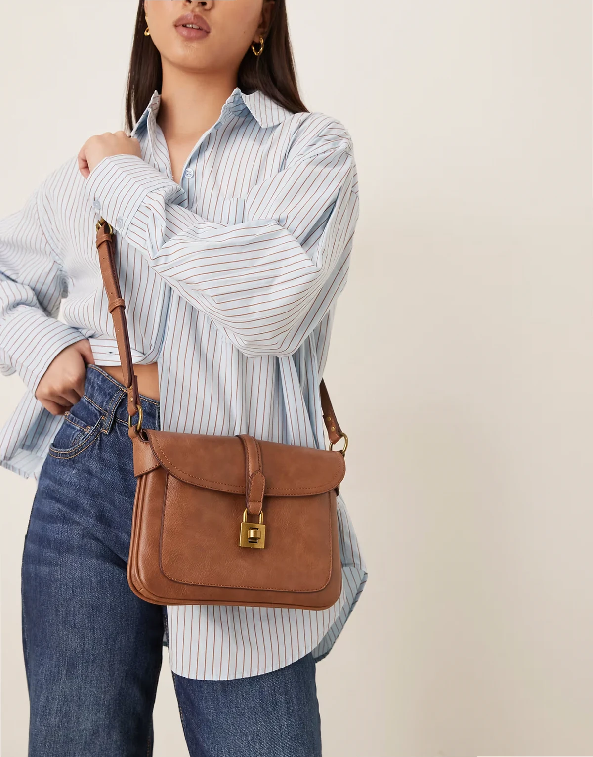 – Jasnobrązowa torebka crossbody z ozdobną kłódką