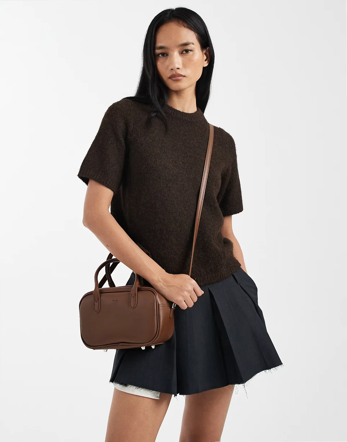 – Kleine Handtasche in Braun mit Henkel und Umhängeriemen