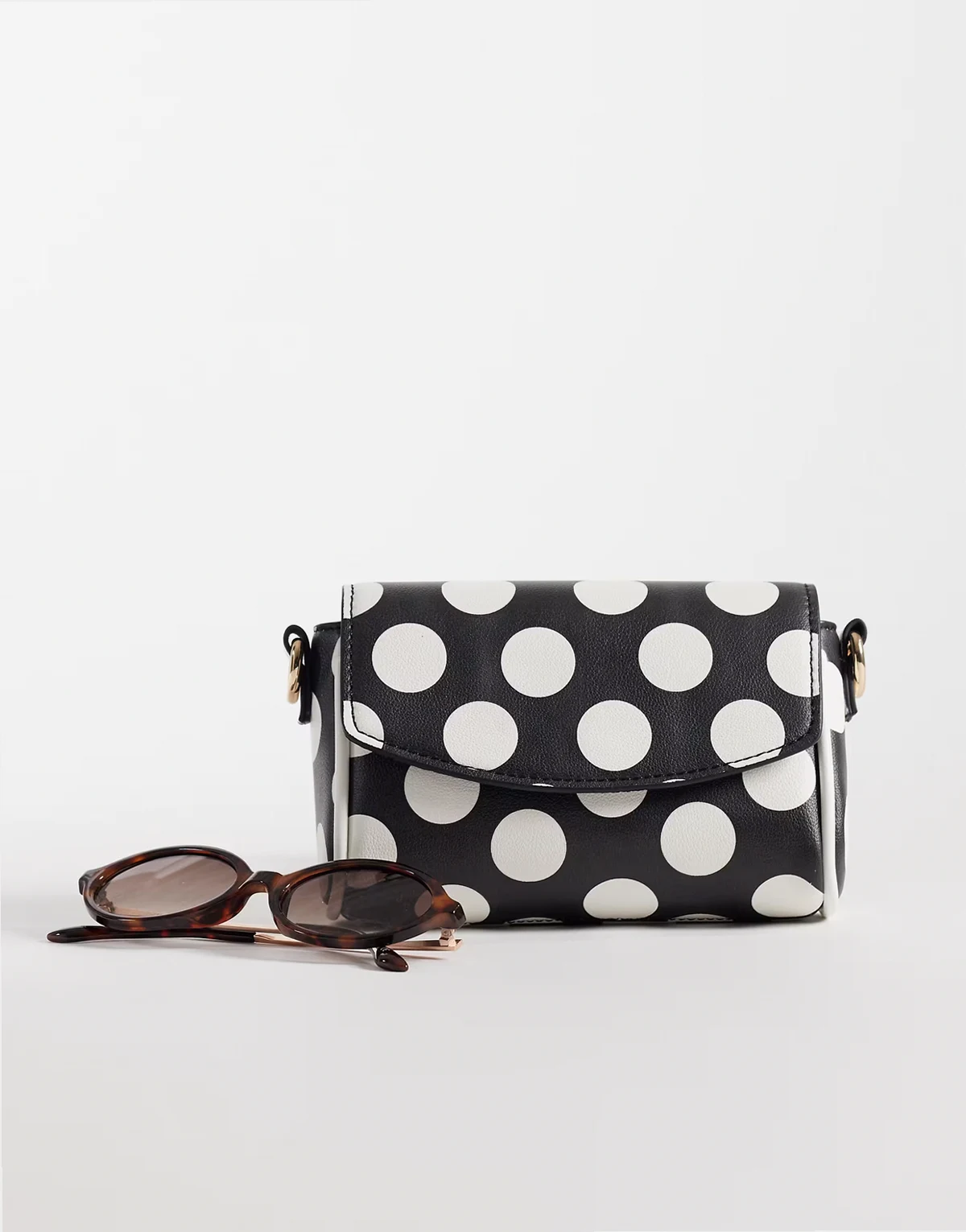 – Mini-Umhängetasche mit verstellbarem Riemen und Polka Dots in Schwarz-Weiß