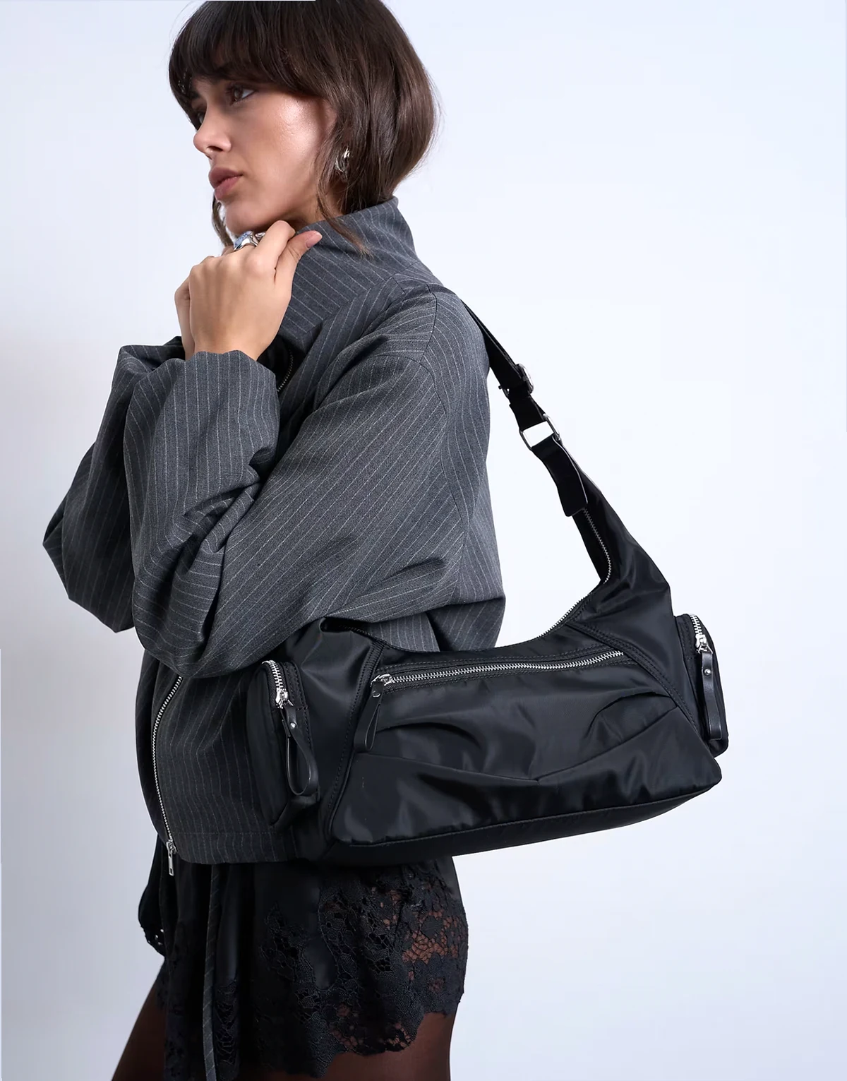 – Cheryl – Große Umhängetasche aus Nylon in Schwarz