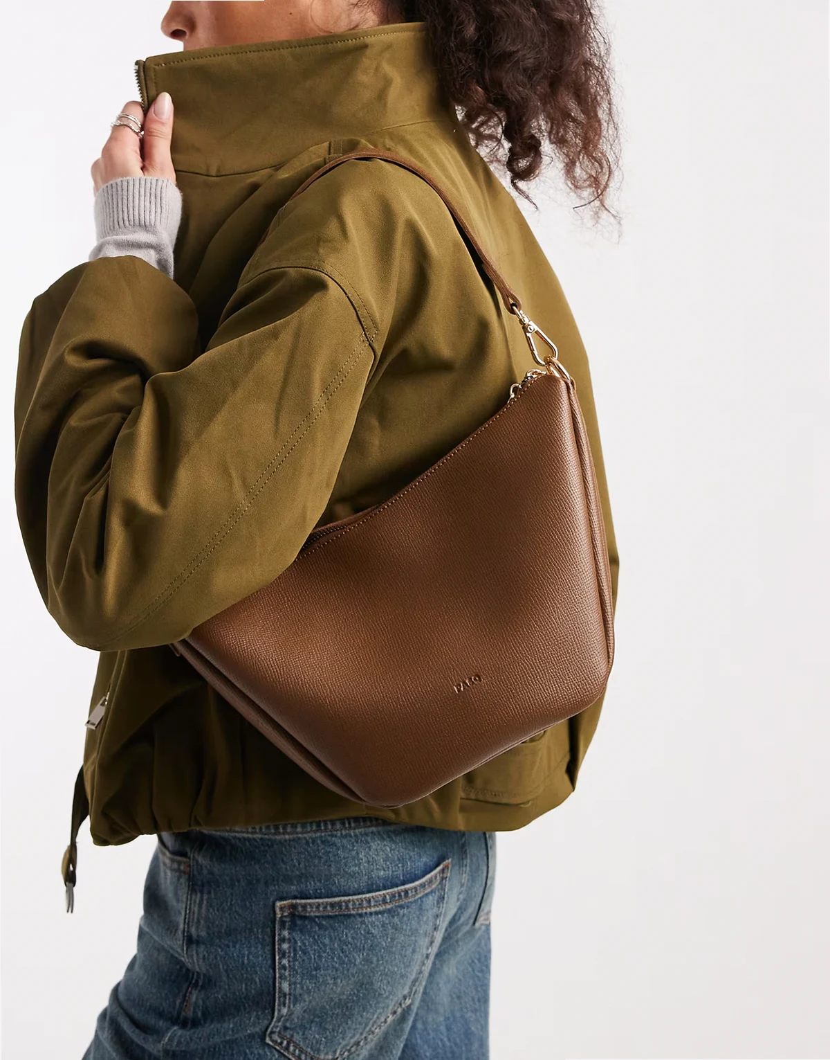 – Brązowa torebka na ramię z paskiem crossbody