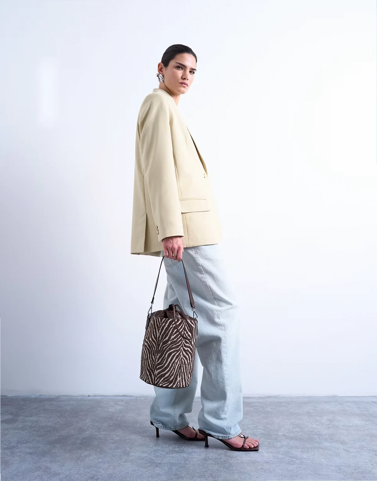 – Carla – Große Beuteltasche zum Umhängen aus Canvas mit Zebramuster