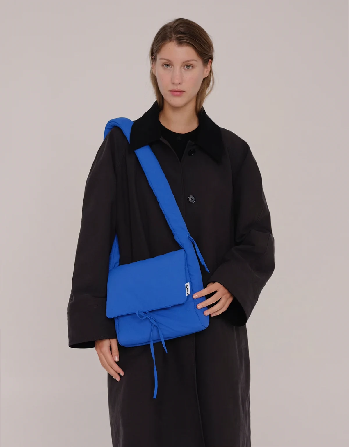 – Nina – Kobaltowoniebieska miękka nylonowa torebka crossbody z klapką i marszczonym uchwytem