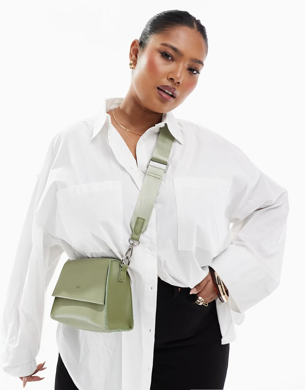 – Klassische Umhängetasche in Matcha-Grün mit Umschlag