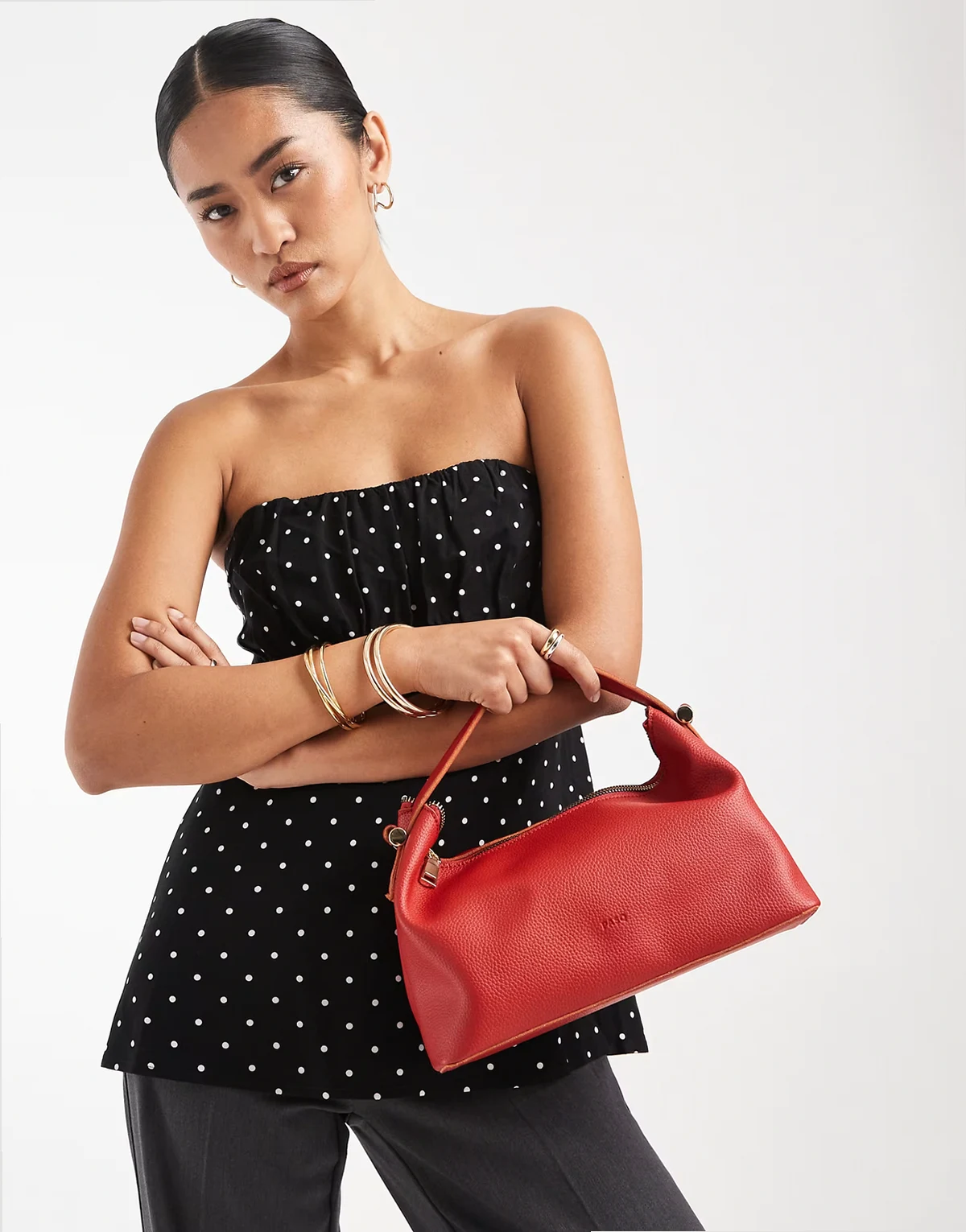 – Weiche Handtasche in Rot mit Reißverschluss und Umhängeriemen