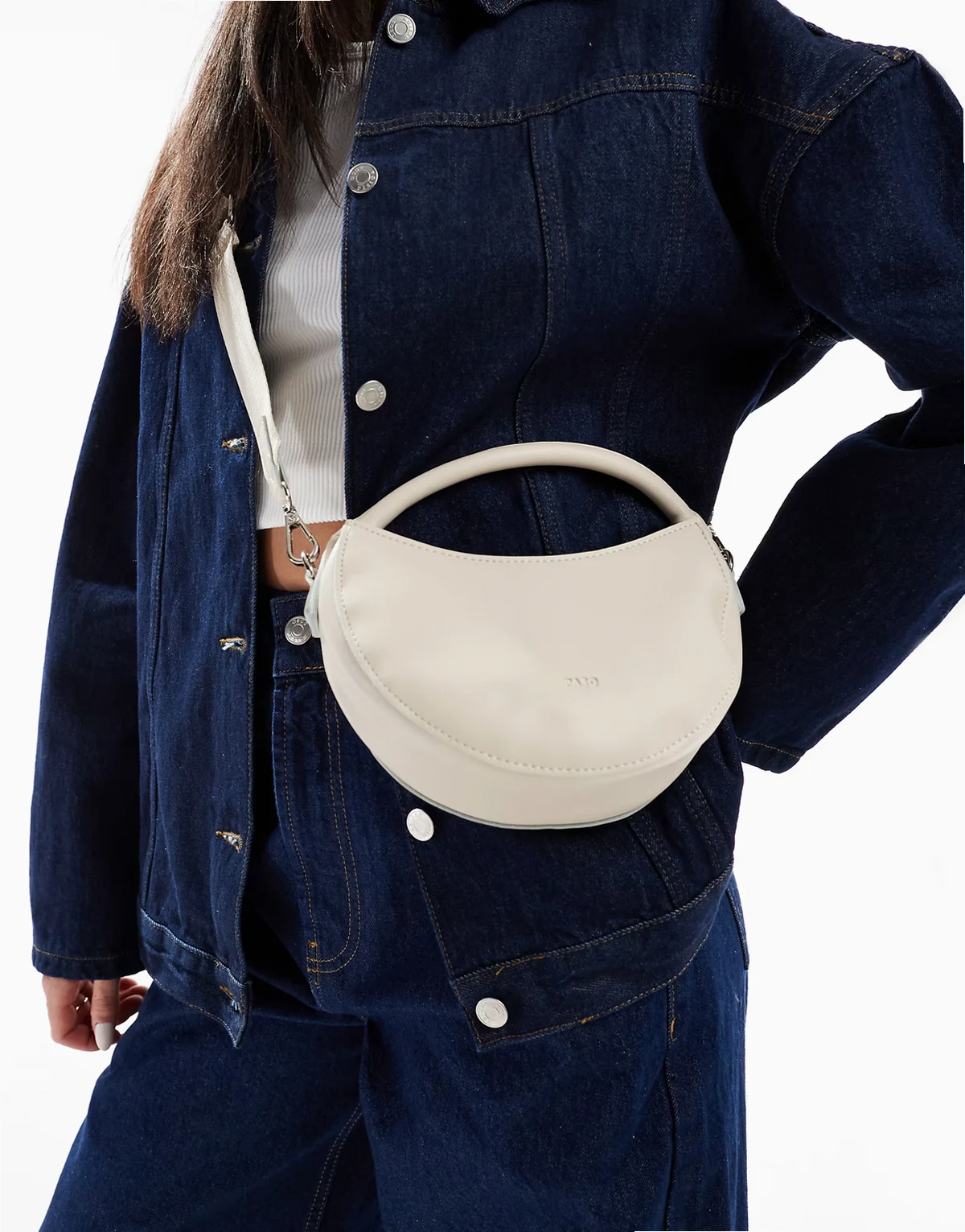 – Runde Handtasche in Wollweiß mit Umhängegurt