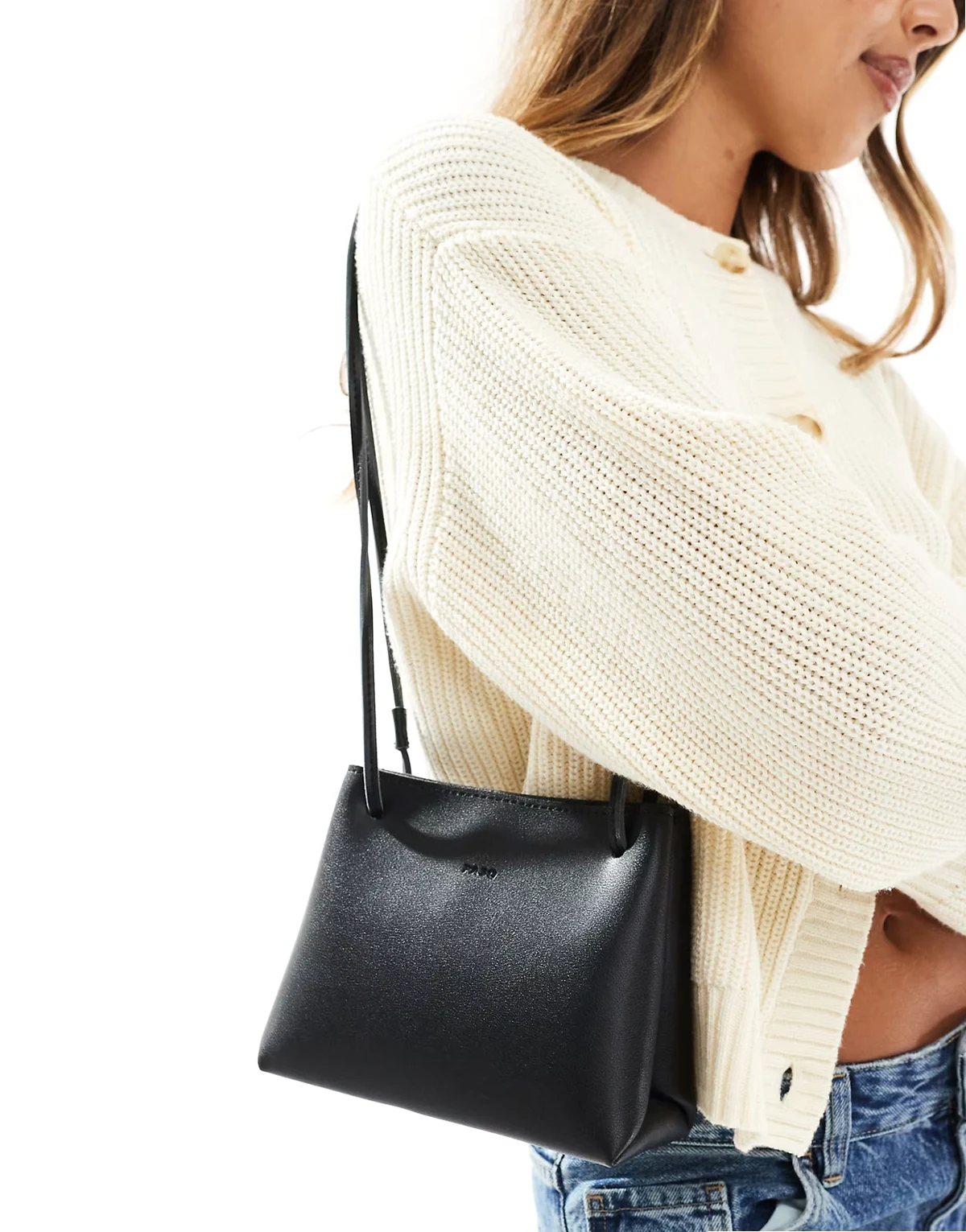 – Kastige Tasche in Schwarz mit abnehmbarem Umhängeriemen