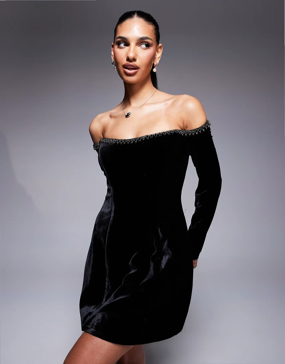 – Nadene – Langärmliges Minikleid in Schwarz mit Carmen-Ausschnitt und Borte