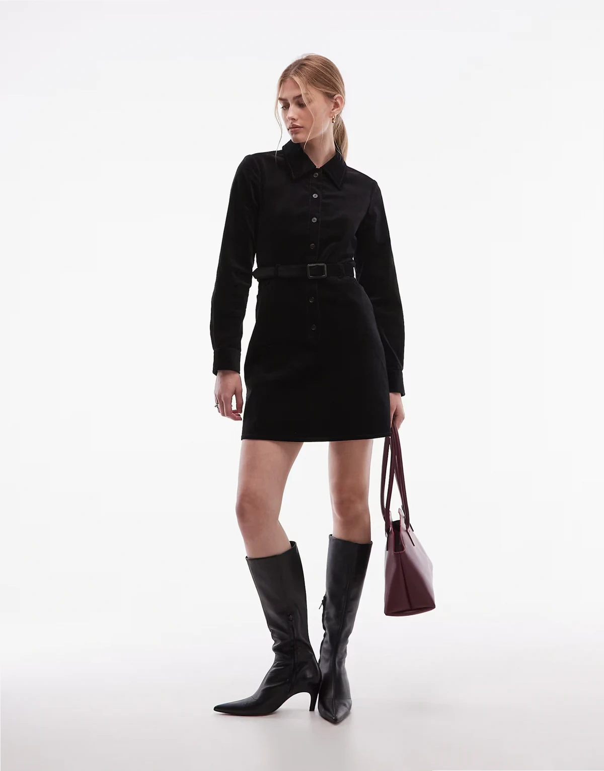 – Minikleid aus Cord in Schwarz mit Taillengürtel