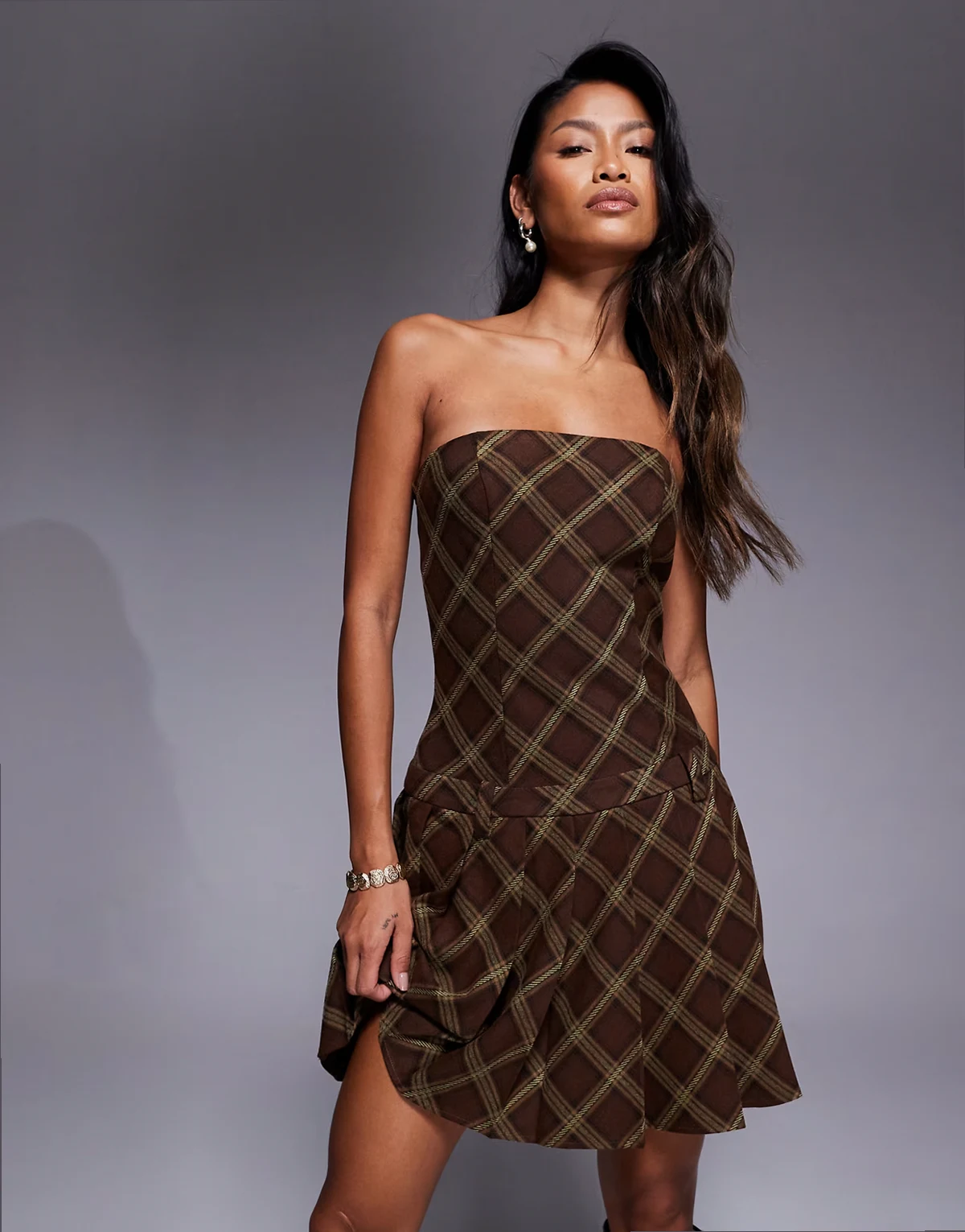 Exclusive – Brązowa sukienka mini w kratkę z plisowaną spódnicą i dekoltem bandeau w stylu lat 90.