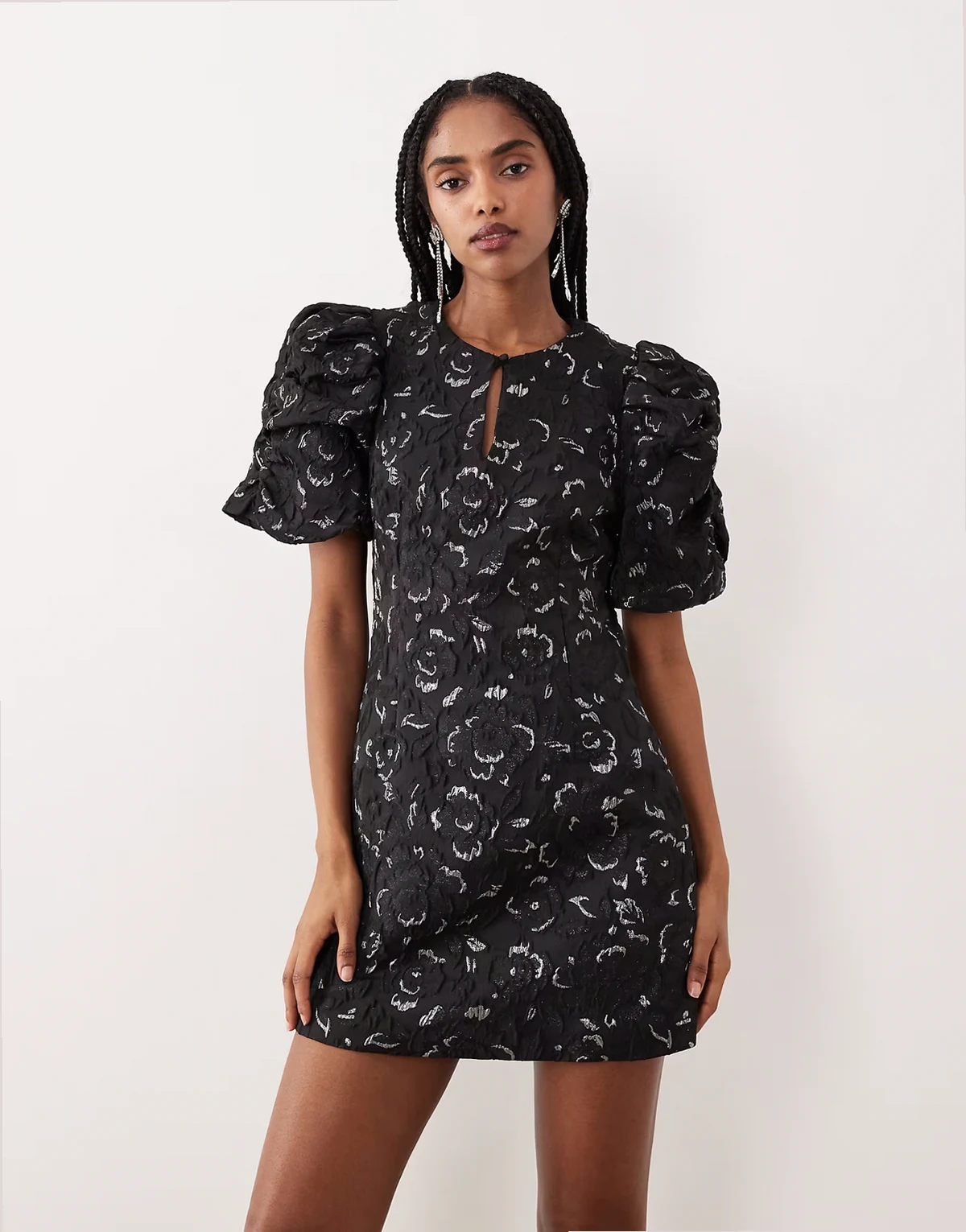 – Minikleid aus Rosenbrokat in Schwarz mit voluminösen Ballonärmeln und silbernen Metallic-Einsätzen