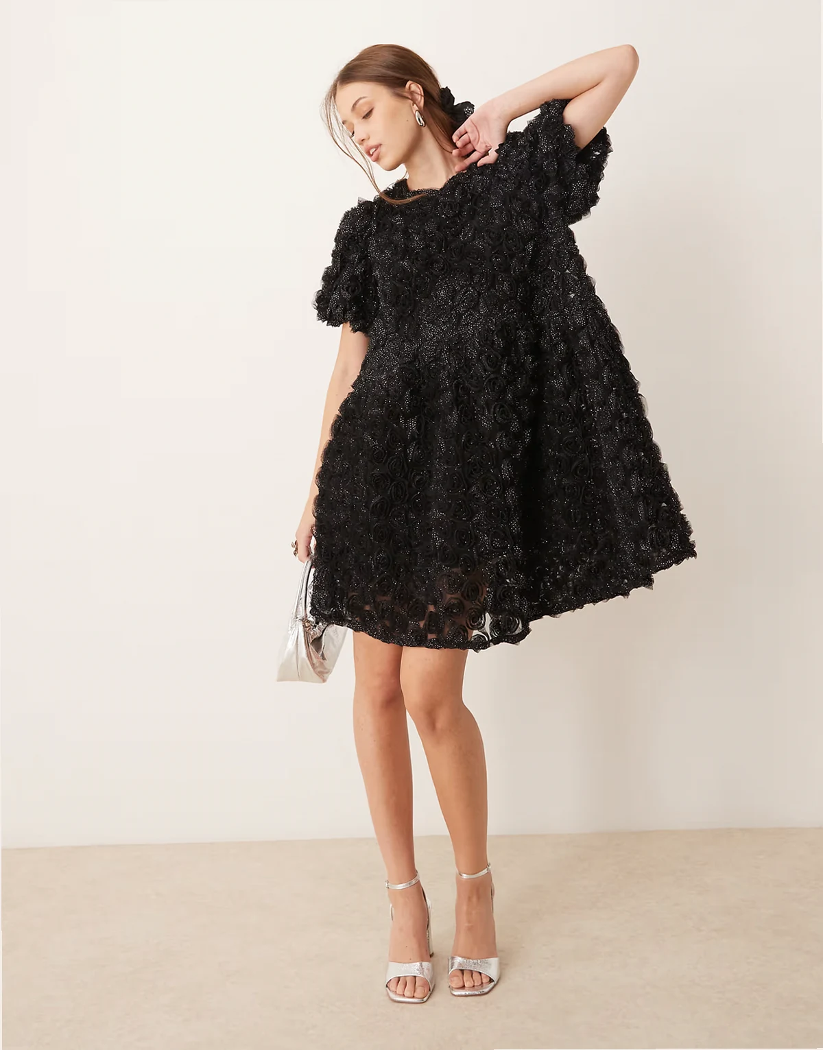 – Mini-Hängerkleid in Schwarz mit schimmerndem Goldoptik-Detail und 3D-Rosenstruktur