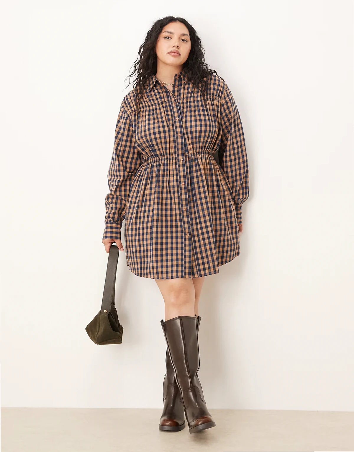 ASOS DESIGN Curve – Jasnobrązowa sukienka koszulowa mini w kratkę z wcięciem w talii