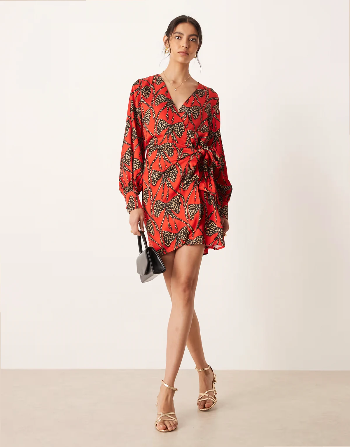 – Czerwona, satynowa sukienka mini we wzór w kokardki w panterkę