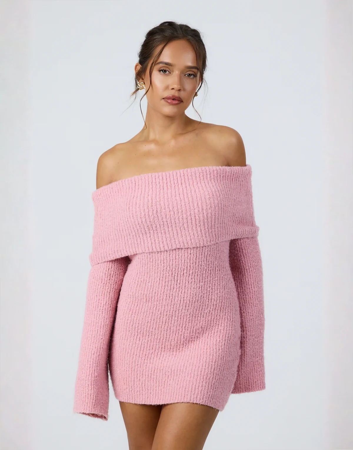– Gestricktes Mini-Pulloverkleid in Rosa mit Carmen-Ausschnitt