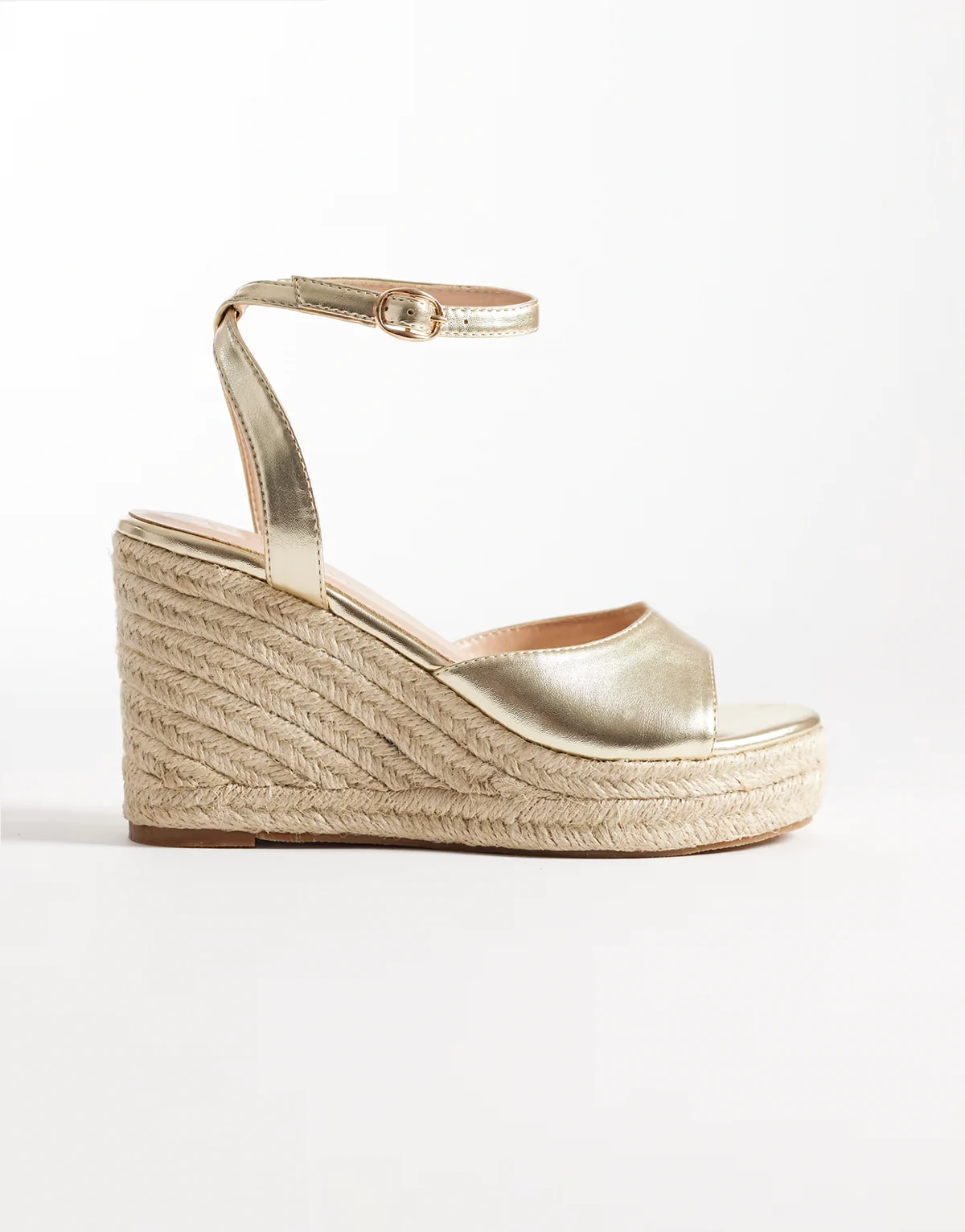 – Złote espadryle na koturnie