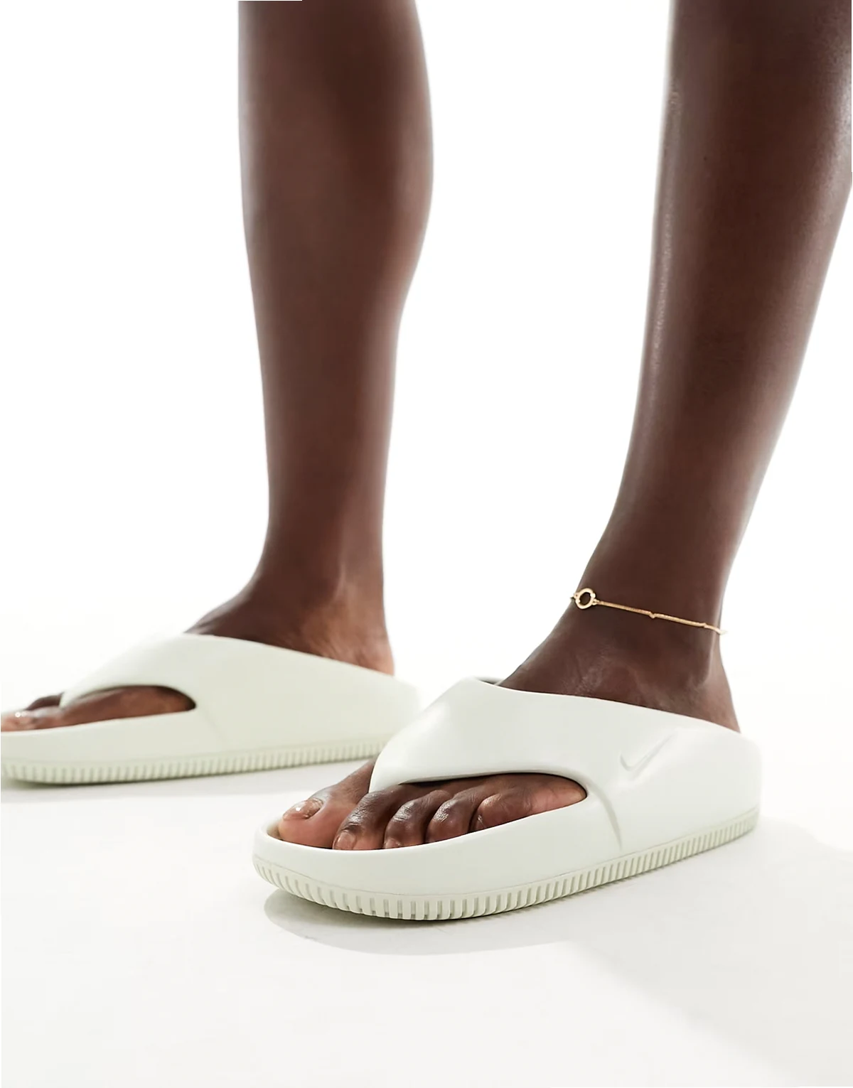 Calm flip flops in off white