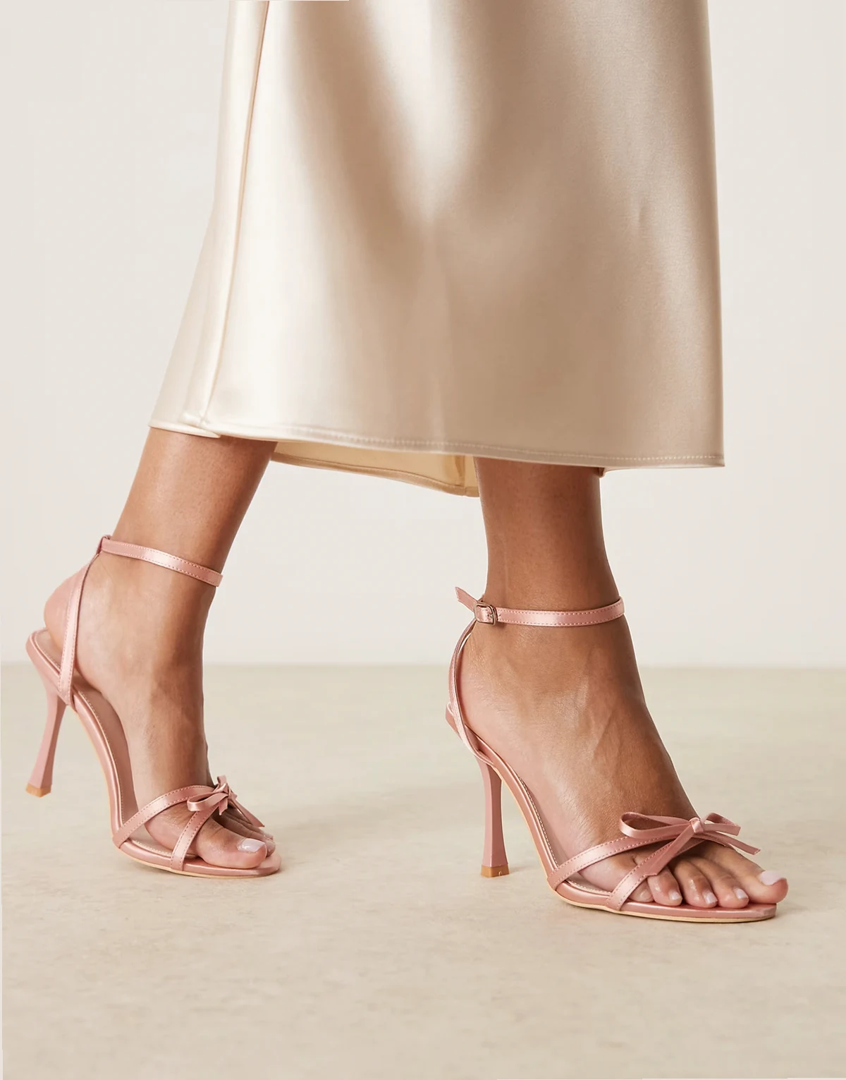 – Sharly – Pudroworóżowe, satynowe sandały na obcasie, z kokardką