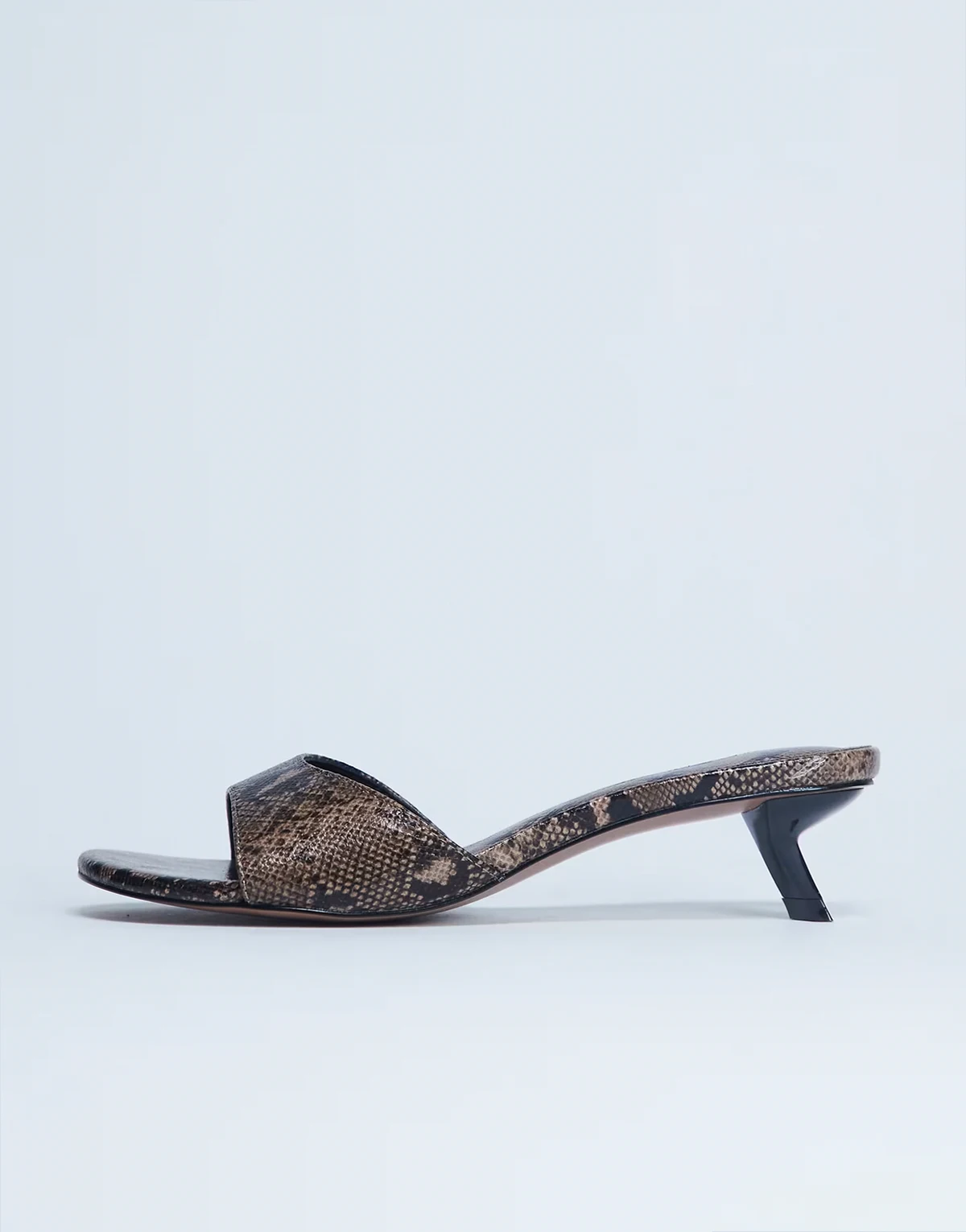 – Ivee – Pantoletten mit Kitten-Absatz und naturfarbenem Schlangenhautmuster